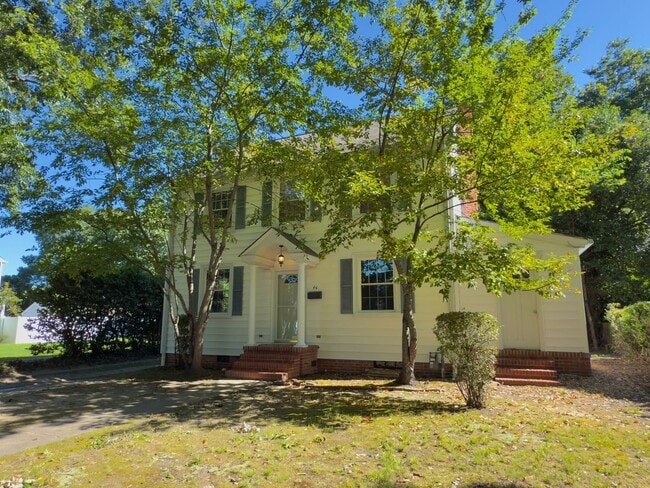 Building Photo - Charming Home!