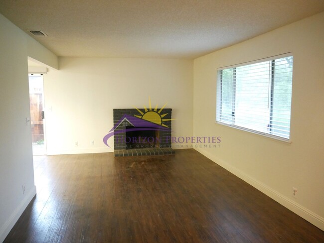 Foto del edificio - 2 Bed 1 Bath Fourplex Unit on the First Floor