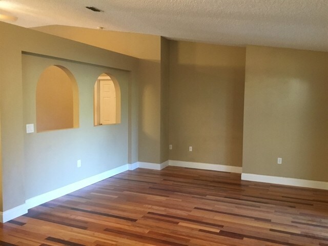 Building Photo - 1667 Vista Lake Cir