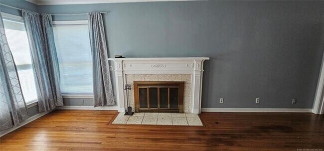 Foto del edificio - 3-bedroom, 1 bathroom, 1 car attached gara...