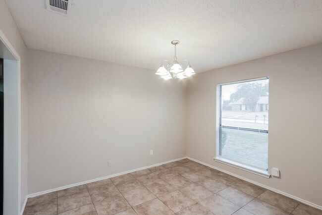Building Photo - 2408 Colonial