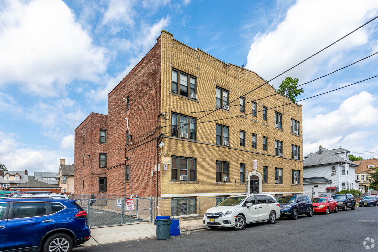 Primary Photo - 194 E 31st St