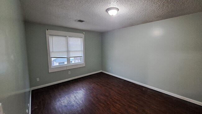 Building Photo - 10904 NW CROOKED RD APT D