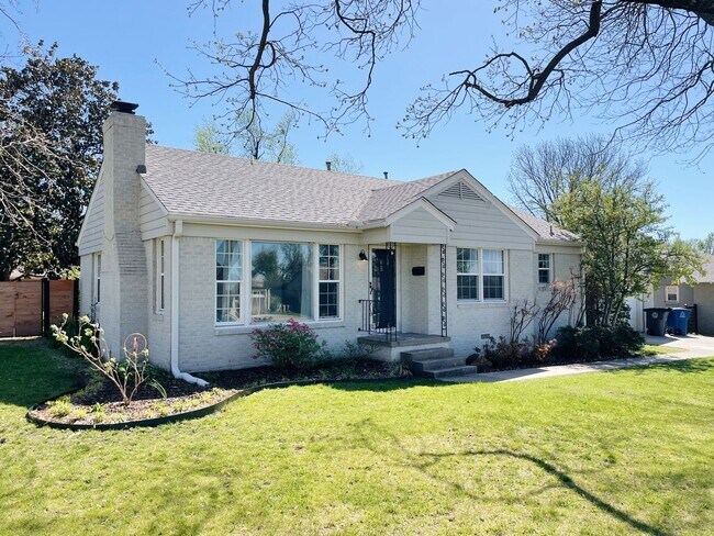 Foto del edificio - Adorable Midtown Tulsa Bungalow