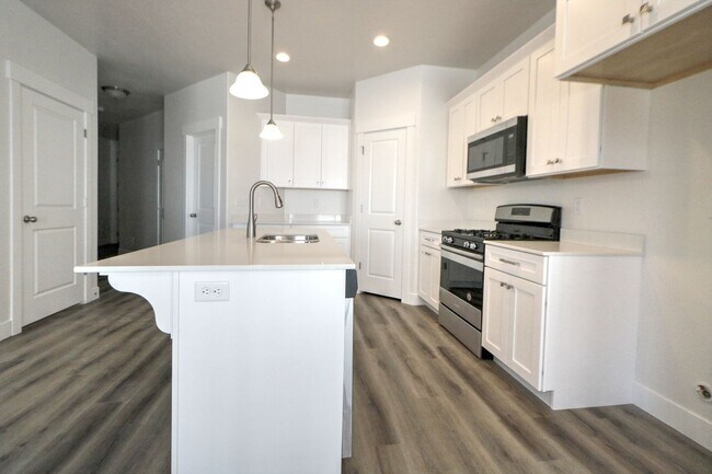 Foto del edificio - 4 Bedroom 3 Bathroom Townhome in Lehi!