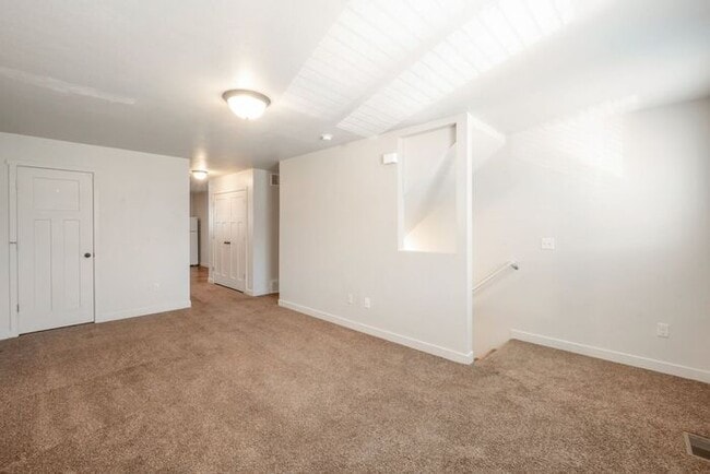 Building Photo - Beautiful 3 Story Vineyard Townhome