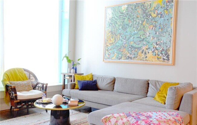 Building Photo - Bright & Spacious Unit with Natural Light