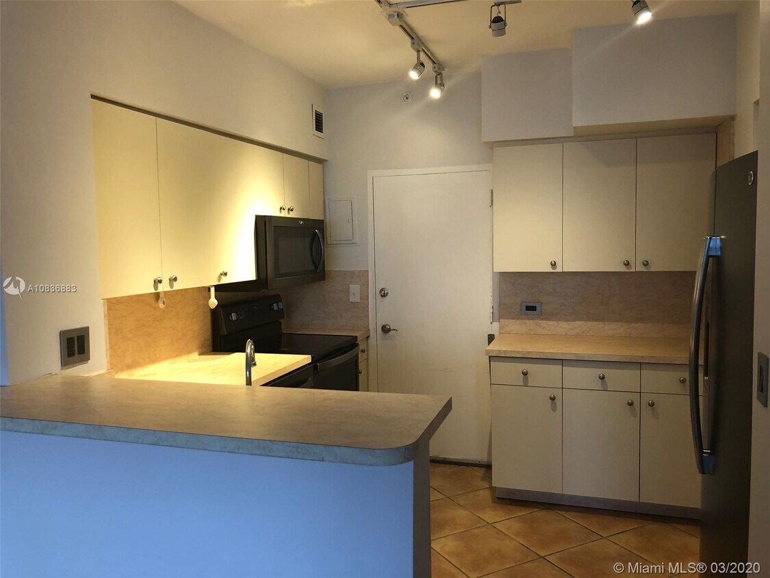 Primary Photo - 2121 N Bayshore Dr