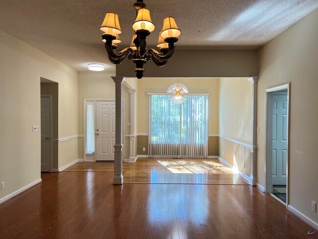 Foto del edificio - 135 Ashford Trace Ln