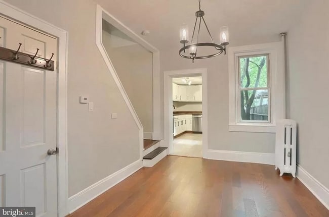 Building Photo - Spacious 3 Bedroom on 2nd