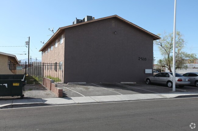 Building Photo - 2505 Daley St
