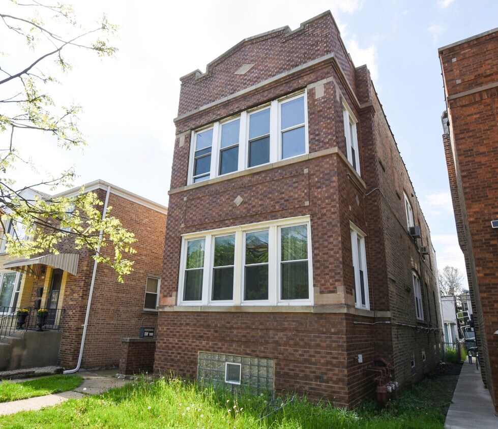 Foto principal - 5307 W Montrose Ave