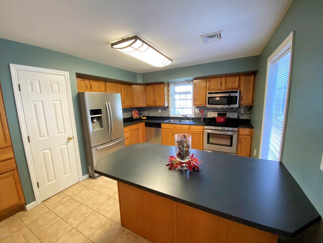 Building Photo - 401 Maple Ridge Dr