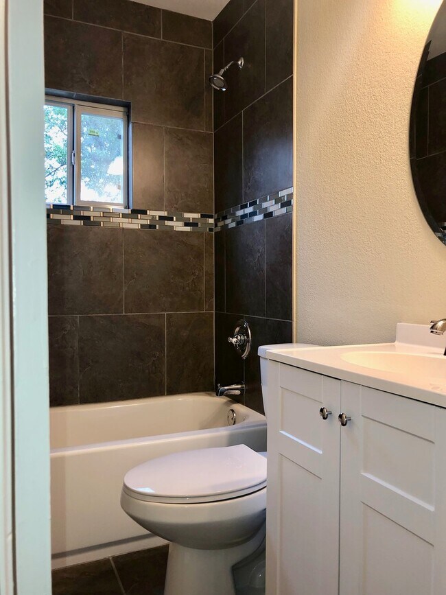 Foto del edificio - 2 Bedrooms - 1 Bathroom - LARGE Backyard!