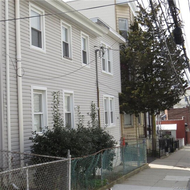 Building Photo - 116 Webster Ave