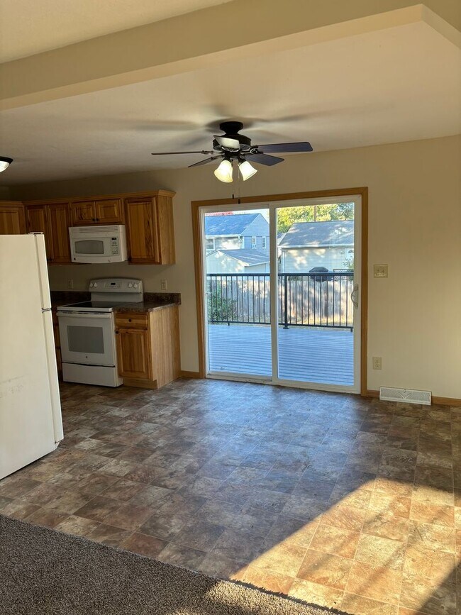 Foto del edificio - 3 Bedroom, 3.5 Bath w/Garage Single Family Home in Camanche, IA