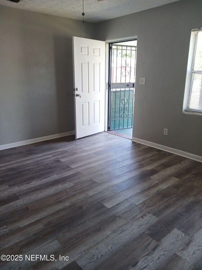 Foto del edificio - 1444 W 9th St
