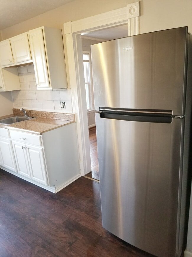 Building Photo - Two Bedroom Two Story Townhome Close to th...