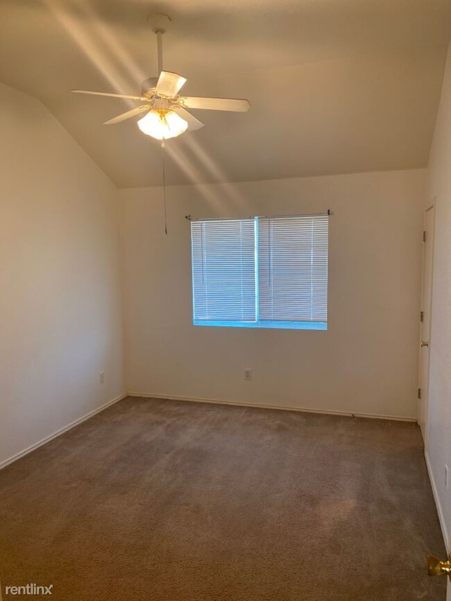 Building Photo - 2 br, 1.5 bath Townhome - 4204 Alan Kent Dr C