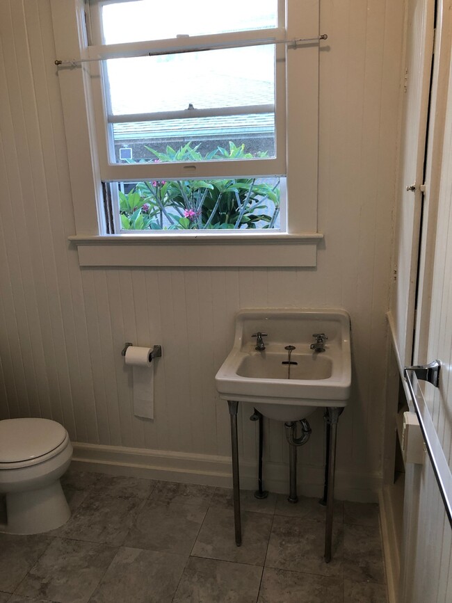 Foto del edificio - Charming Studio w/ Full Kitchen in Kaimuki!