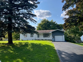 Building Photo - 215 Mystic Ln