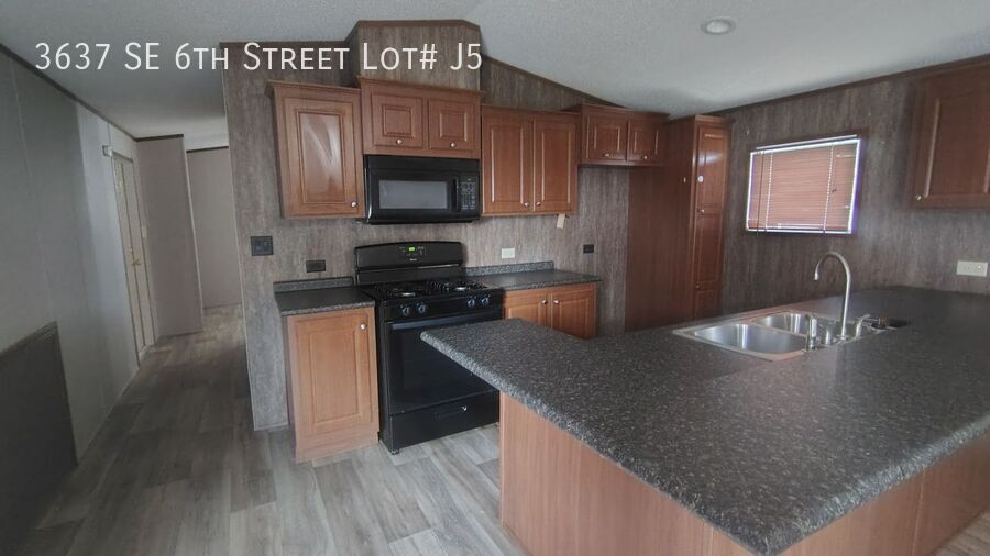 Foto principal - 3637 SE 6th St