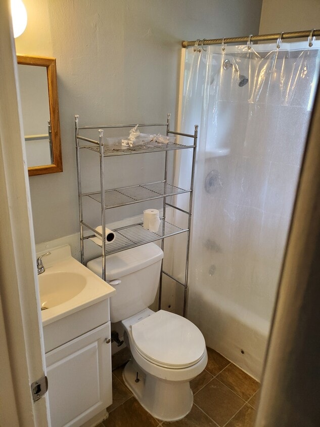 bathroom - 2360 W Holly St (Fayetteville, AR)