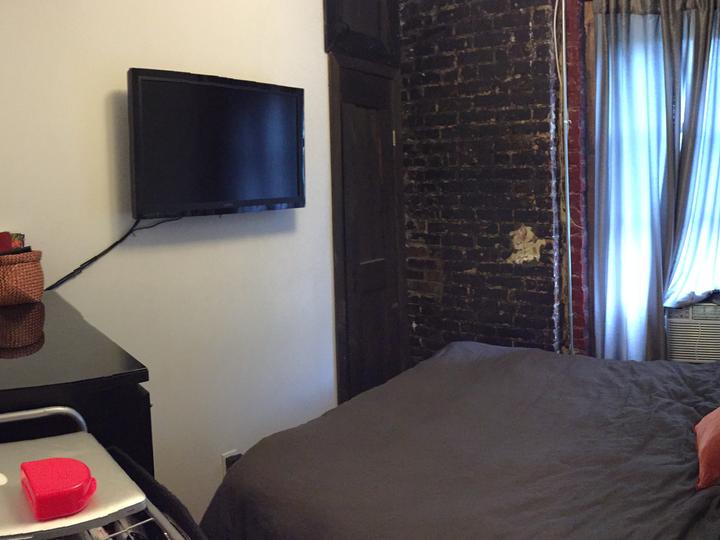 Foto principal - 348 E 18th St