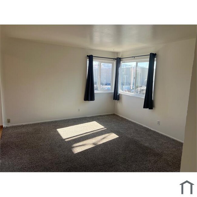 Building Photo - 490 Talbert St