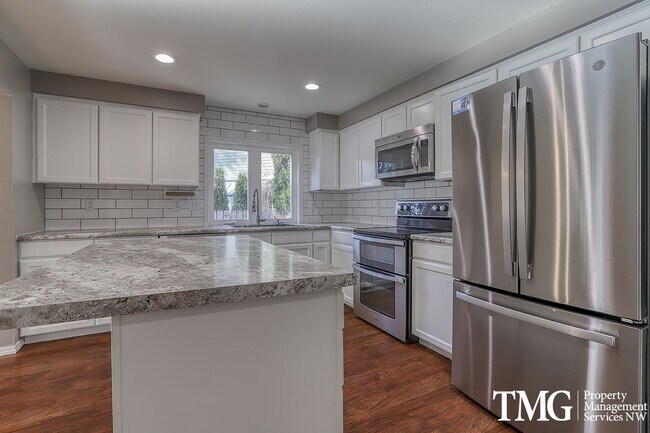 Building Photo - Modern Style 3 Bed 2.5 Bath Home with Larg...