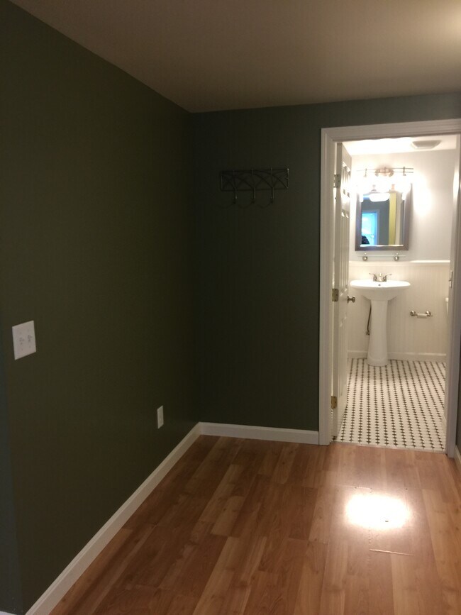 Baño de entrada - 157 E Spring St