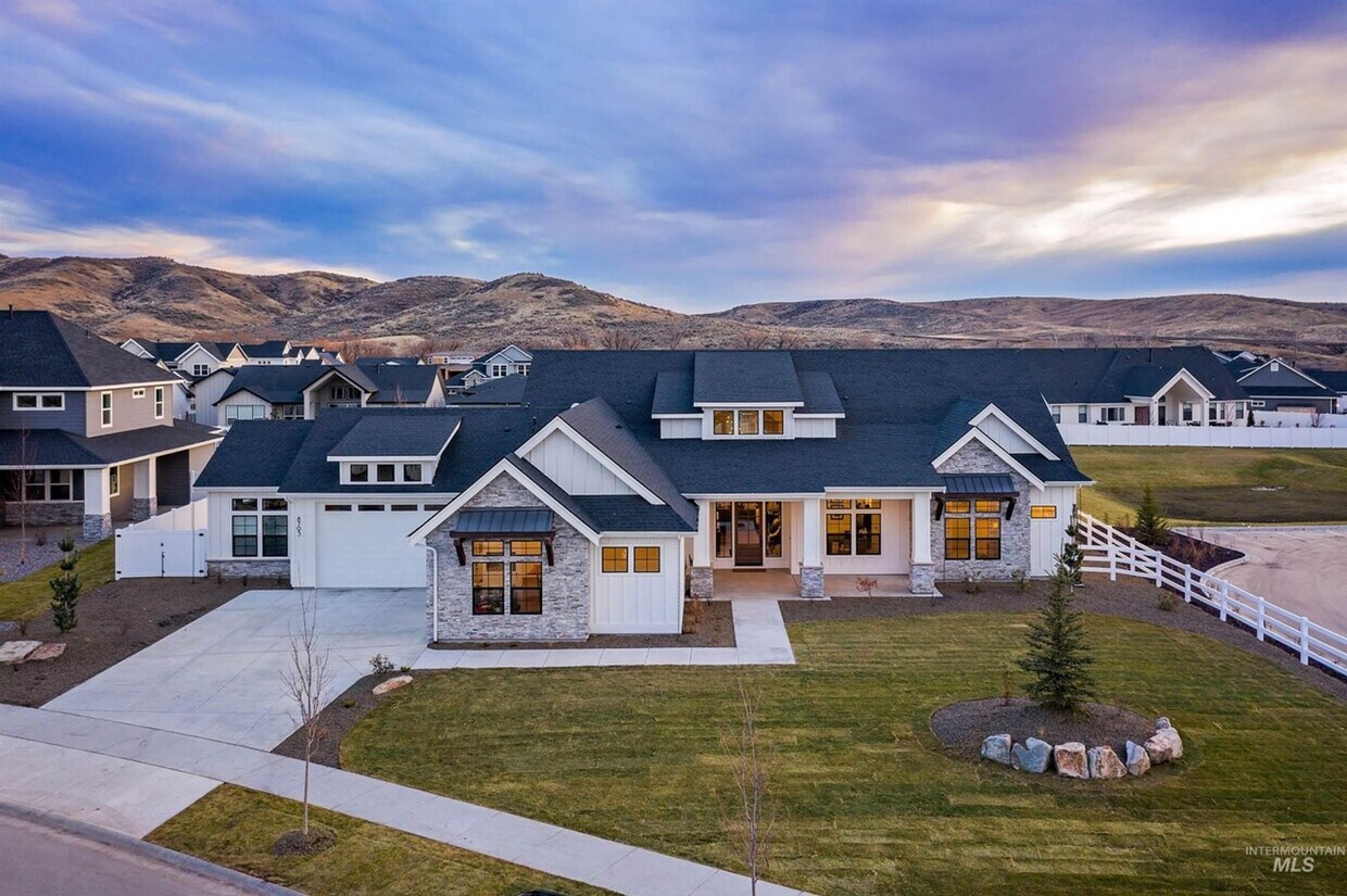 Foto principal - 4 Bed | 4 Bath | 3,465 Sq. Ft. | 1/2 Acre | 4-Car Garage | Brand-New Luxury Home