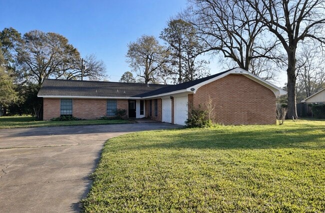 Building Photo - 205 E Crestmont Dr