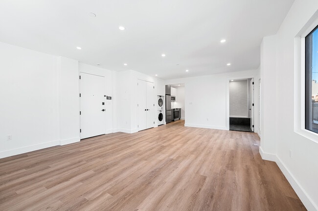 Building Photo - 28 Spencer Place