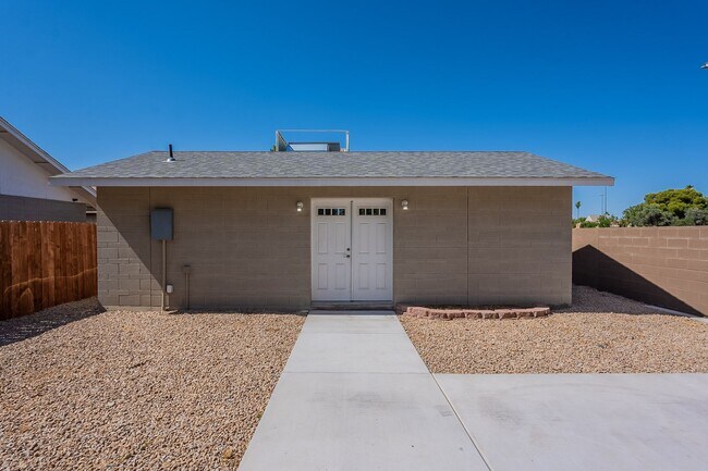Building Photo - Spacious studio with just what you need!