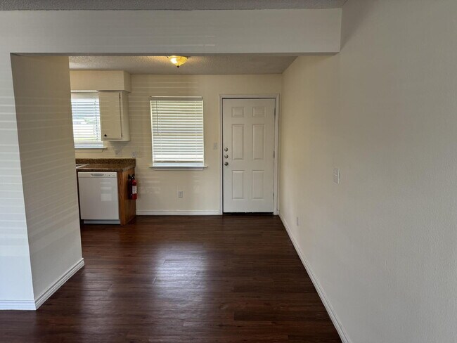 Foto del edificio - 728 Martindale Rd
