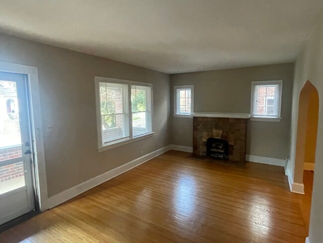 Living room - 3219 Glengyle Ave