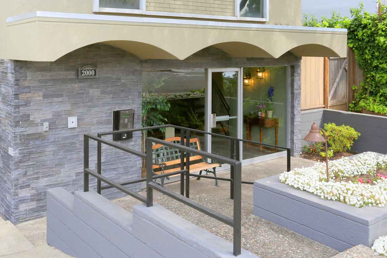 Entrnace - 2000 Trousdale Dr