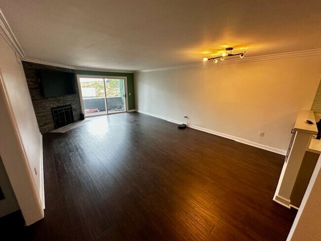 Building Photo - 2 Bedroom, 2 Bathroom Condo for Rent – Che...