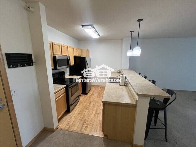 Foto del edificio - Top-Floor Comfort: Updated 1 Bed Condo with Heated Underground Parking & Prime Location!