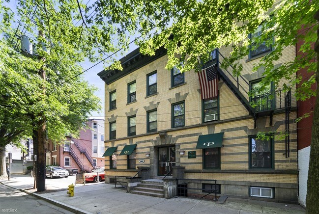 Building Photo - 165 Park St