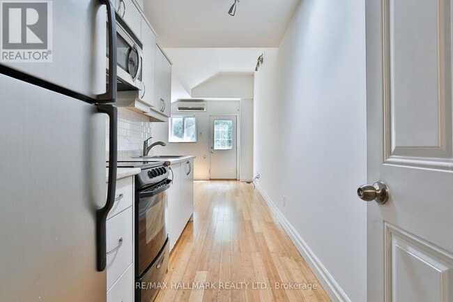 Building Photo - 559 Parliament St