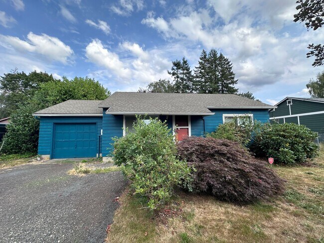 Foto del edificio - ADORABLE HOME, LARGE YARD, CLOSE TO DOWNTO...