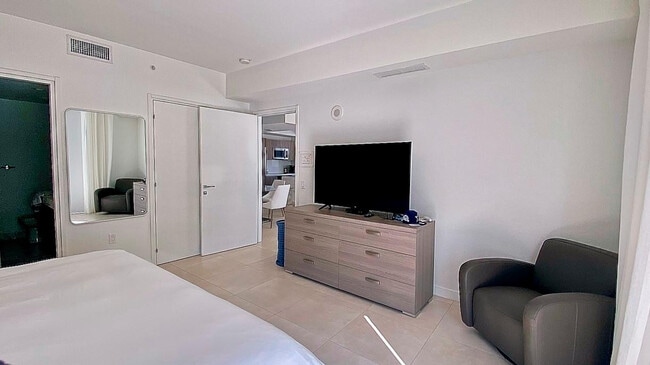 Foto del edificio - 401 N Birch Rd