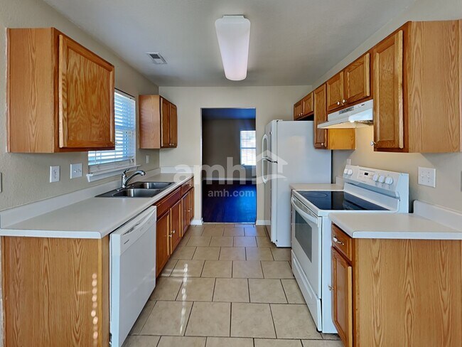 Foto del edificio - 10202 Green Hedge Avenue