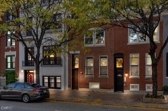 Building Photo - 869 N La Salle Dr