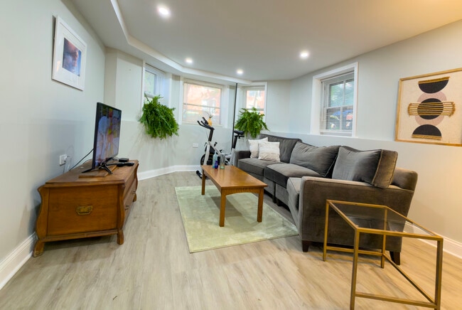 Foto del edificio - 952 N Hoyne Ave
