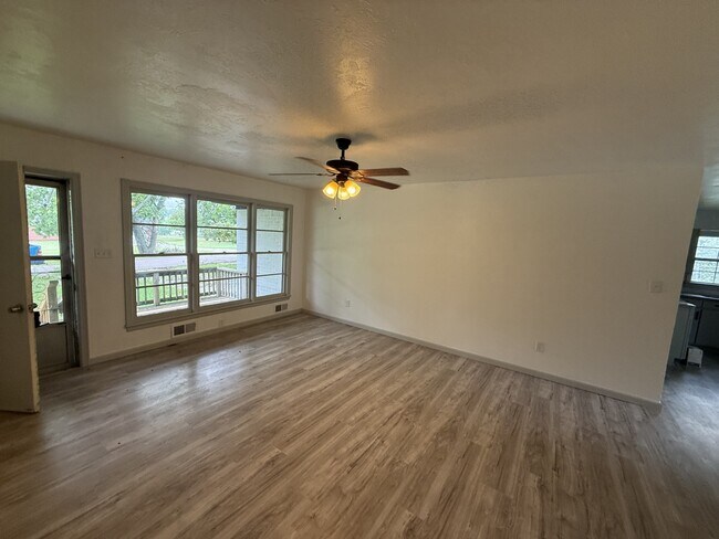 Foto del edificio - 136 N Crown Point Dr