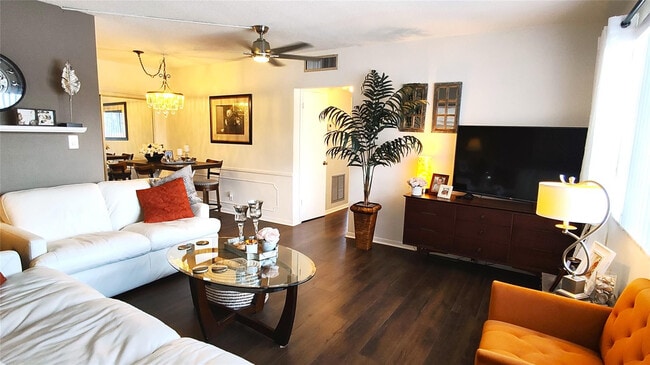 Foto del edificio - 412 S Cypress Rd