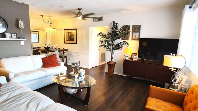 Building Photo - 412 S Cypress Rd